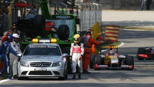 Hamilton se disculpa por su accidente