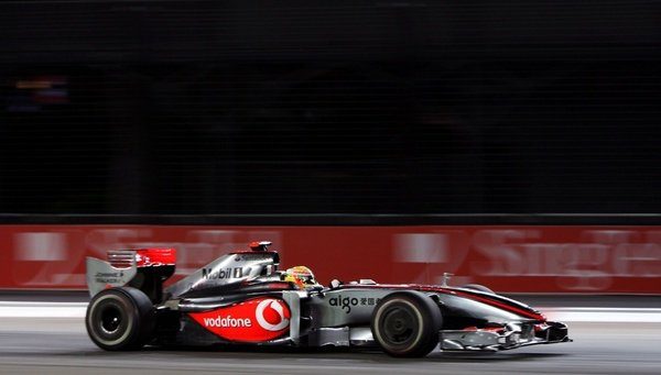 Barrichello le facilita la 'pole' a Lewis Hamilton