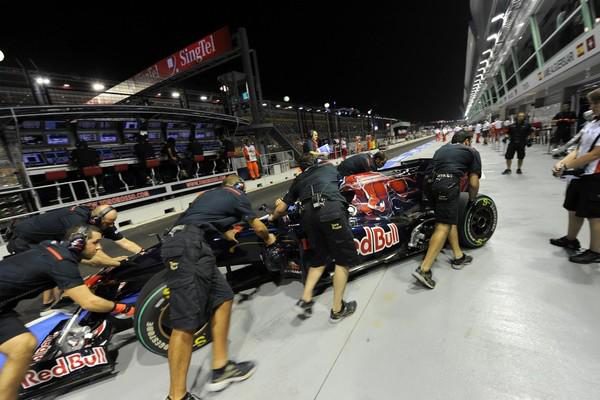 Abandonos para los Toro Rosso