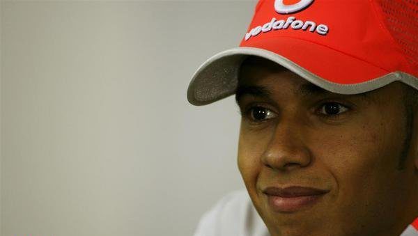 Hamilton visitó la tumba de Ayrton Senna