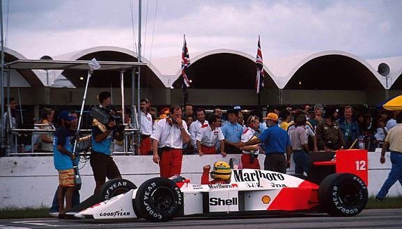 Hamilton visitó la tumba de Ayrton Senna