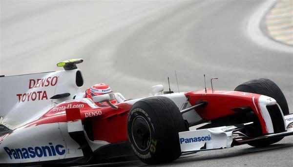 Kobayashi acaba 10º y Trulli abandona