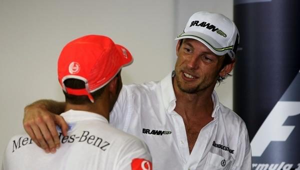 Hamilton "le presta" el título a Button