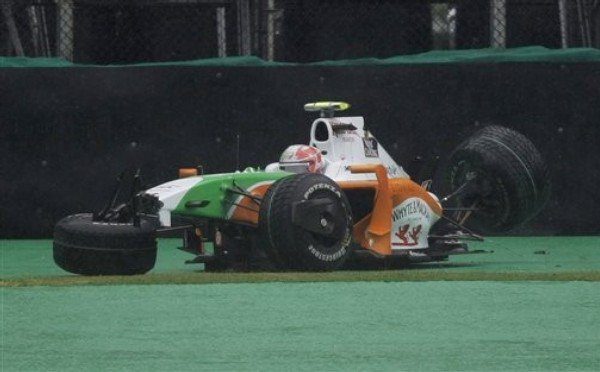 Liuzzi no deja escapar su volante... literalmente!