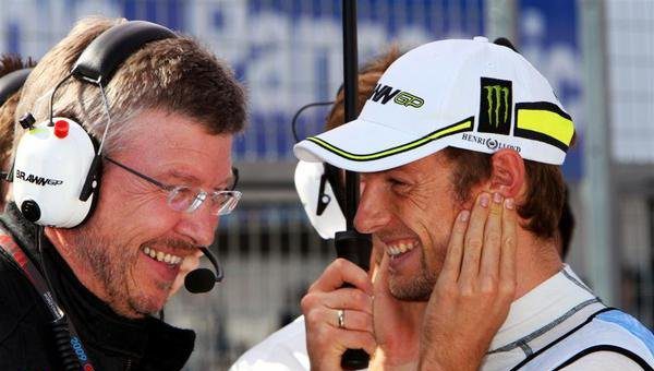 Brawn: "Queremos que Jenson continúe"