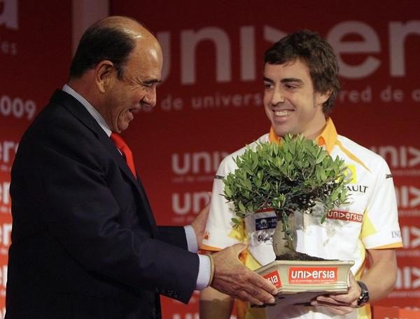 Fernando Alonso entrega sus becas Universia