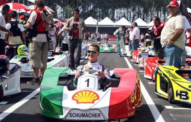 Schumacher vence en el día del retorno de Massa