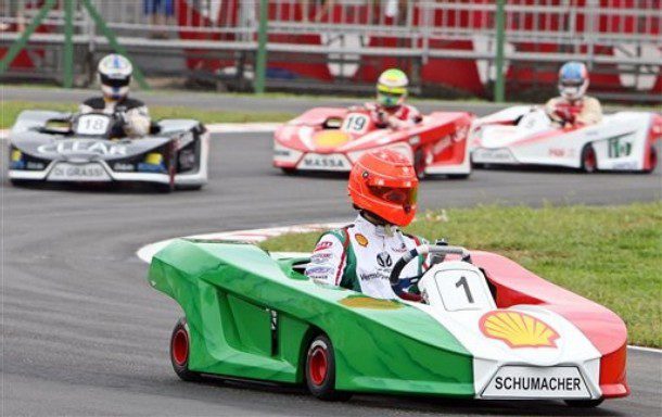 Schumacher vence en el día del retorno de Massa