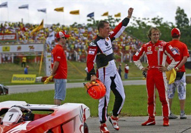 Schumacher vence en el día del retorno de Massa