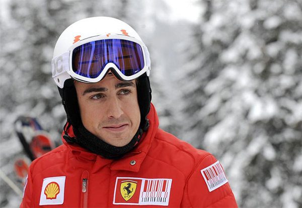 Más imágenes de Alonso esquiando como piloto 'rosso'