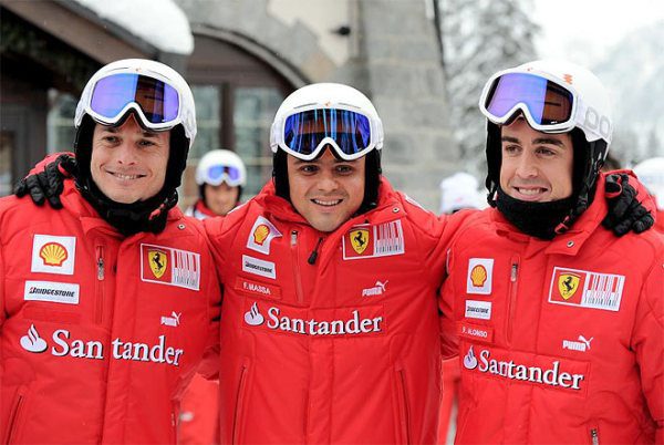 Más imágenes de Alonso esquiando como piloto 'rosso'