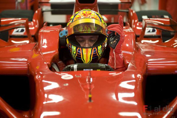 Rossi ya rueda al volante de un Ferrari F2008