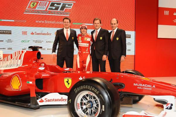 Los técnicos de Ferrari analizan el nuevo F10