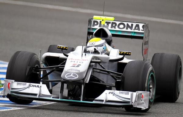 Rosberg lidera los desvirtuados tiempos tras una lluviosa mañana
