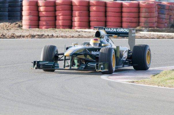 Lotus presenta su equipo