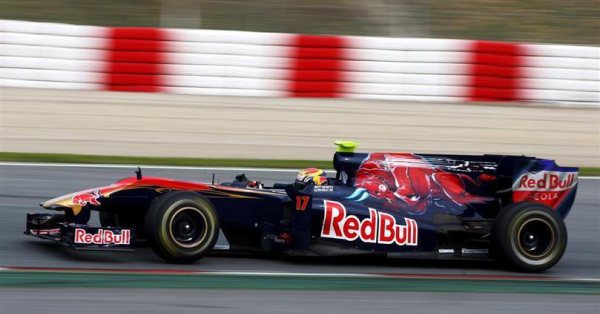 Alguersuari completa 111 vueltas en Barcelona
