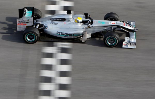 Rosberg lidera una jornada de nubes y claros en Barcelona