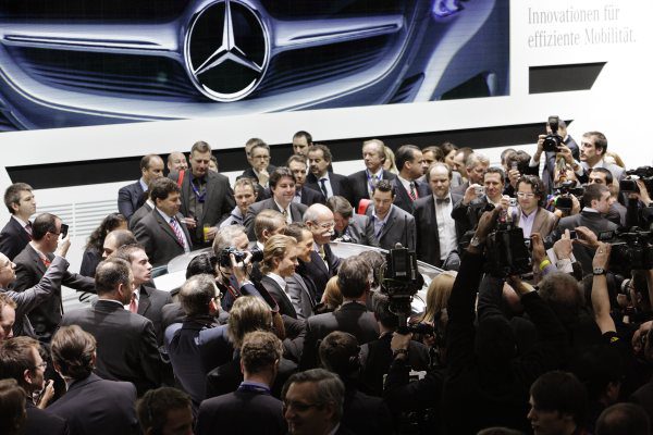 Rosberg y Schumacher presentan oficialmente el nuevo 'Safety Car' de la F1