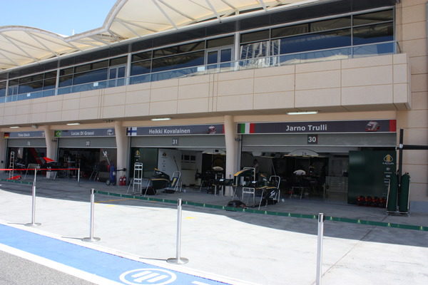 Los equipos comienzan a aterrizar en Bahrein