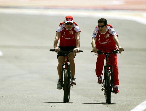 Alonso ya rueda en Bahréin... en bici