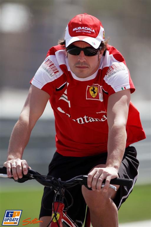 Alonso ya rueda en Bahréin... en bici