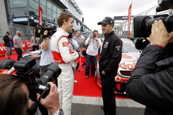 Button y Whincup intercambian sus coches