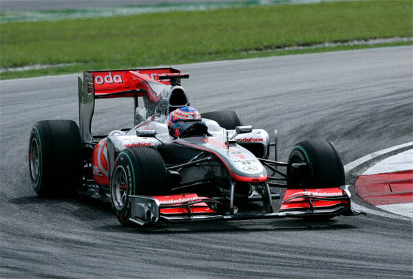 Button domina y Alonso rompe en los primeros entrenamientos de Shanghái