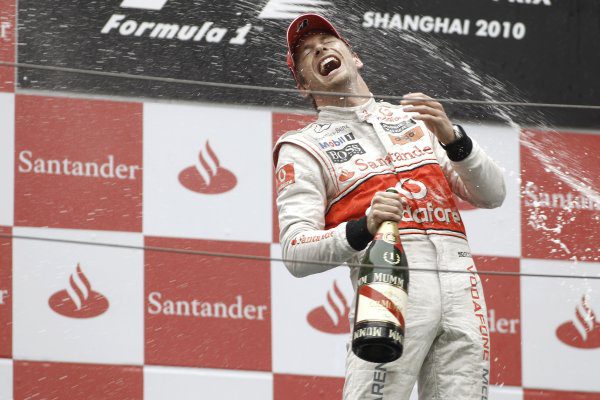 Button gana en un accidentado Gran Premio de China 2010