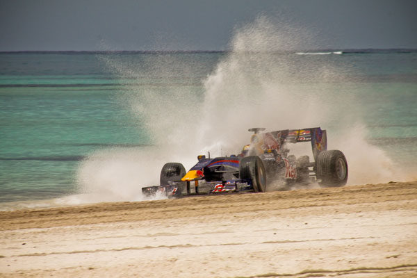 Alguersuari, a 180km/h por las playas del Caribe