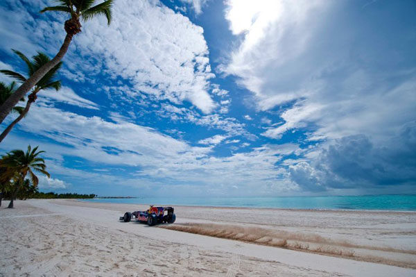 Alguersuari, a 180km/h por las playas del Caribe