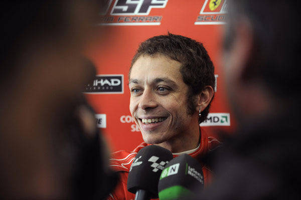 Rossi: "Ferrari debería poner a Vettel al lado de Alonso"