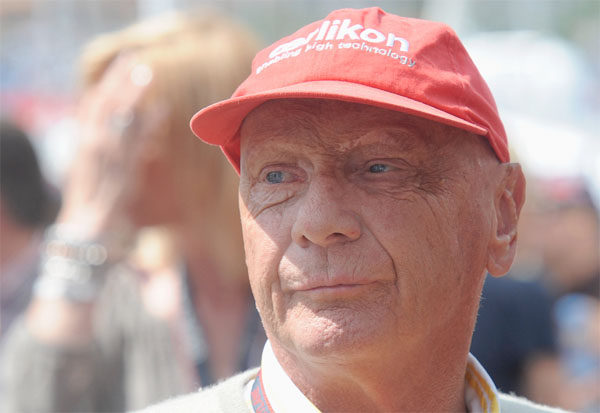 Lauda opina que Mercedes debería centrarse ya en 2011