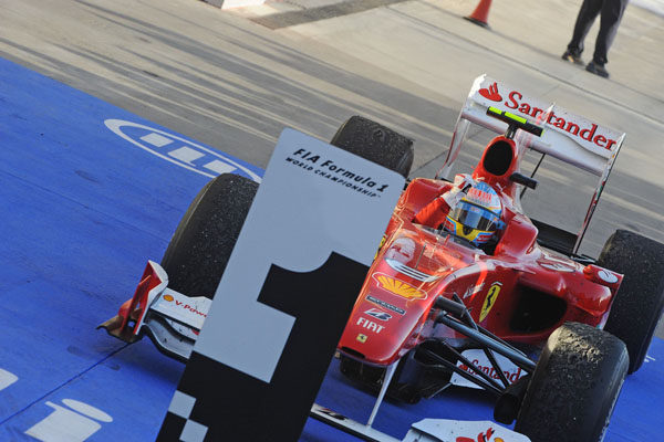 Fernando Alonso gana una polémica carrera