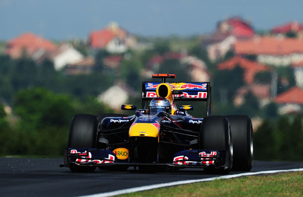 Vettel al frente de los segundos libres