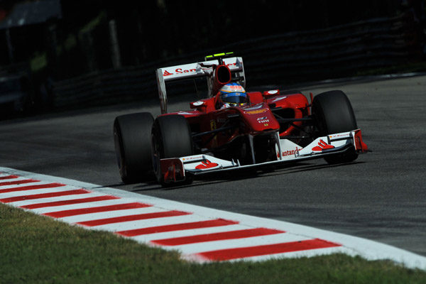 Alonso vence en Monza y regresa a la lucha por el título