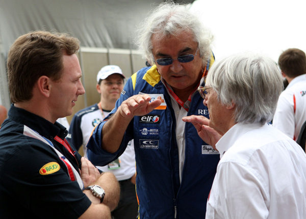 Briatore avisa: "Si los Red Bull siguen compitiendo entre ellos, pueden perder el Mundial"