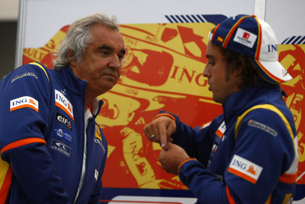 Briatore: "Alonso tiene hoy mucha más presión que Michael en 1996"