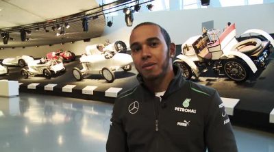 Lewis Hamilton visita el museo de Mercedes-Benz en Stuttgart