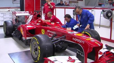 El Ferrari F138 recibe los logos de los patrocinadores del equipo