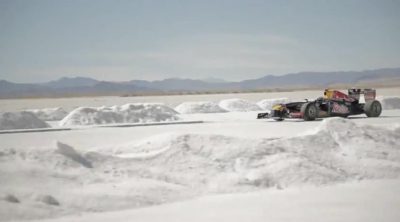 Daniel Ricciardo se pasea por Salinas Grandes con su Red Bull