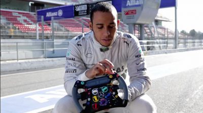 Lewis Hamilton y Nico Rosberg avanzan el programa de seguridad vial de Mercedes