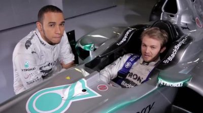 Lewis Hamilton y Nico Rosberg demuestran la importancia del cinturón de seguridad