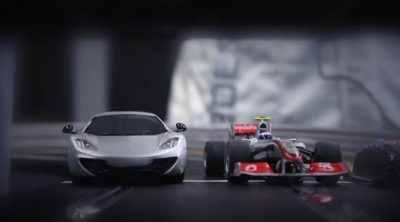 Dos mecánicos de McLaren compiten en el Scalextric