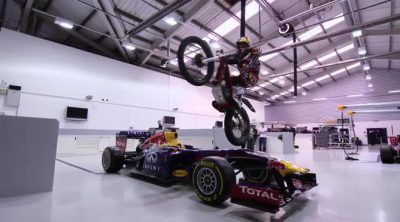 Dougie Lampkin se cuela con su moto en la fábrica de Red Bull