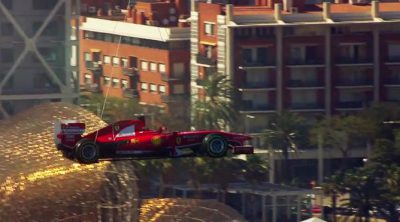 El Ferrari de Fernando Alonso sobrevuela Barcelona