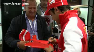 Felipe Massa estrena la nueva Ferrari Store en Maranello