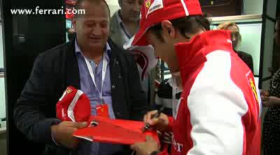 Felipe Massa estrena la nueva Ferrari Store en Maranello
