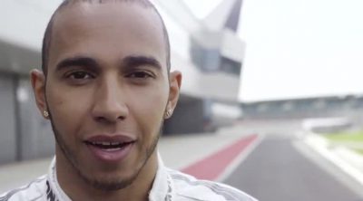 Lewis Hamilton y Stirling Moss comparten experiencias en Silverstone