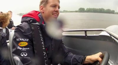 Sebastian Vettel cambia el volante de su Red Bull por el de una lancha