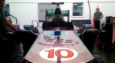 El Mercedes W04 interpreta el himno británico